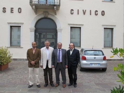 La delegazione egiziana a Rovereto con Maurizio Zulian (primo a destra) accanto a Moustafa Amin, segretario generale del Supremo consiglio delle Antichità dell'Egitto 