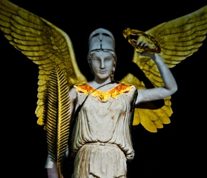 L'Athena Nike nella ricostruzione in 3D su studi del pro. La Rocca con in mano la corona d'alloro e la palma, l'egida sul petto e, dietro, due ampie ali