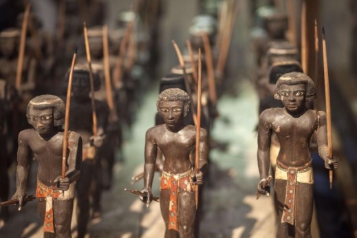 Tra gli oggetti salvati e ora in mostra ci sono quaranta statuine di arcieri nubiani