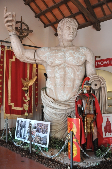Il monumentale busto di Augusto (dal set della serie televisiva "Rome") accoglie i visitatori all’ingresso della mostra