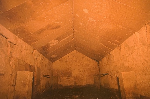 Ecco come appare al naturale la Stanza del sarcofago con il tetto a spioventi impreziositi dai rilievi a contenuto astronomico