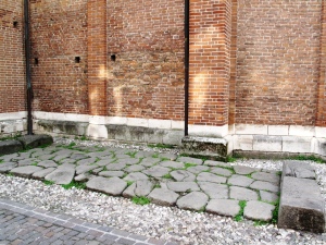 I resti del basolato di una strada romana in centro a Vicenza