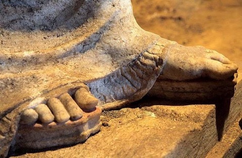 Un particolare di una scultura trovata all'interno della tomba: sono esempi di arte greca del IV sec. a.C. particolarmente preziosi