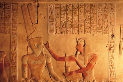 Un raffinato rilievo da Abido, in Egitto, in una fotografia di Paolo Renier