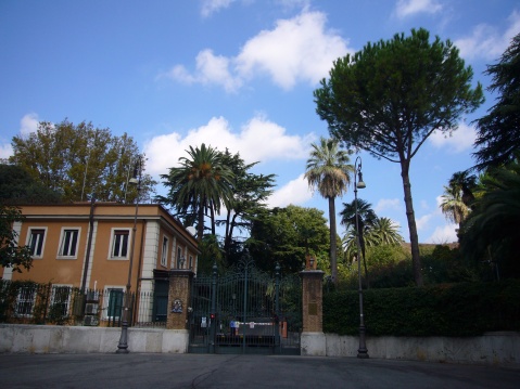 I cancelli che si aprono sul grande giardino sull'Esquilino di Roma che avvolge villa Wolkonsky