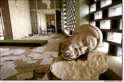 Il museo di Baghdad saccheggiato: immagine emblematica degli effetti della guerra sul patrimonio archeologico