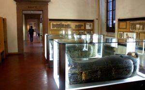 Le teche con le mummie, tra i reperti che raccolgono il maggior interesse all'Egizio di Firenze