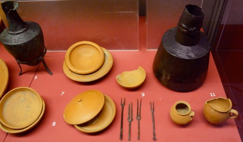Un set di piatti e stoviglie usato dagli antichi romani in mostra all'Ara Pacis