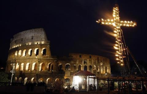 La Via Crucis al Colosseo fu istituita da papa Benedetto XIV per il giubileo del 1750