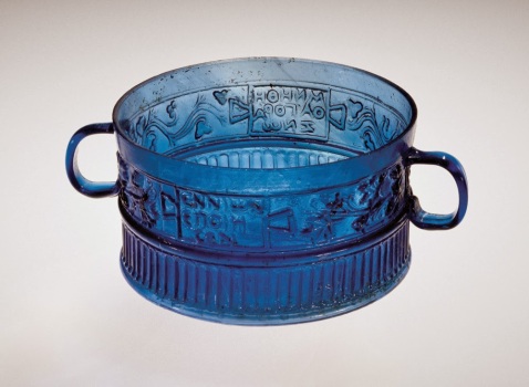 La terza tazza di Ennion trovata nel sepolcreto di Cuora di Cavarzere e oggi al Corning museum of Glass