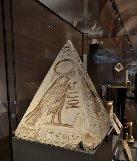 Il pyramidion di Ramose esposto al museo Egizio di Torino