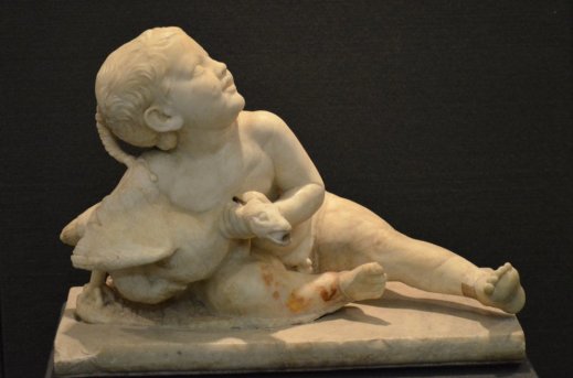 Il Puttino con l'Oca, statua in marno bianco del I sec. d.C. scoperta nella Villa A