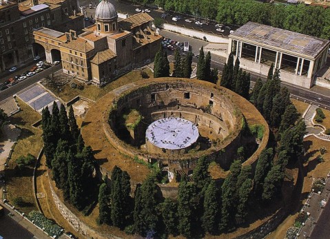 Il Mausoleo con il suo diametro di 300 piedi romani (circa m 87) è il più grande sepolcro circolare che si conosca