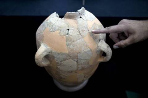 L'archeologo israeliano Saar Ganor indica la posizione dell'iscrizione cananea sul vaso ritrovano in centinaia di cocci nel 2012
