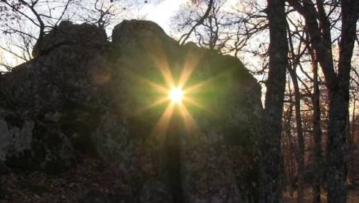 Il 21 dicembre visita guidata con Giovanni Ricciardi per assistere al fenomeno del “Solstizio d’Inverno”: osservare l’ultimo raggio di sole che penetra nella fenditura del Megalite