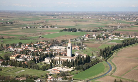 Veduta aerea del sito archeologico di Aquileia dominato dalla basilica patriarcale
