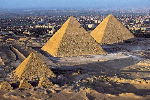 Le tre grandi piramidi svettano dalla piana di Giza