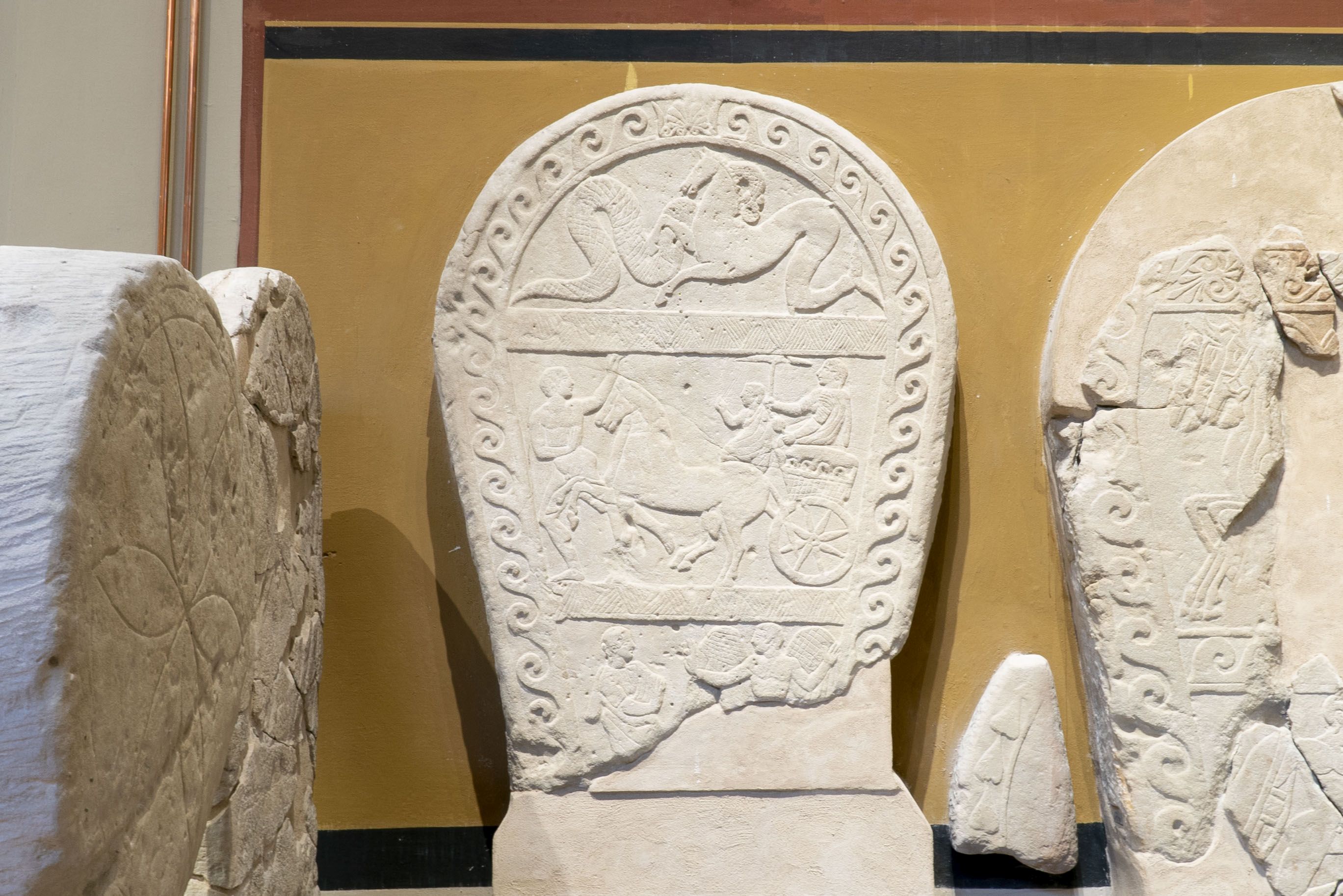 bologna_archeologico_06_Sezione_Etrusca_stele-in-arenaria_foto-ornella-de-carlo_courtesy-musei-civici-bo