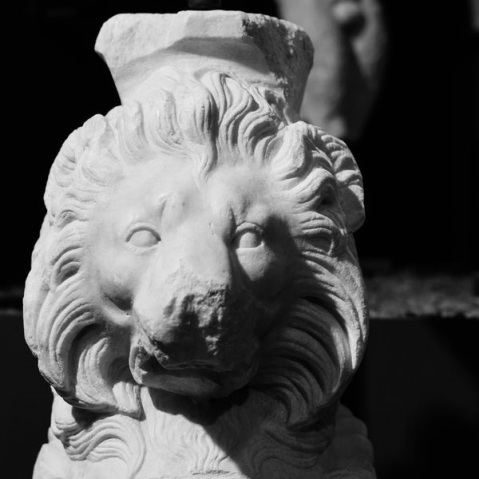 altino_museo_base di tavolino da giardino in marmo a testa di leone_foto-drm-veneto