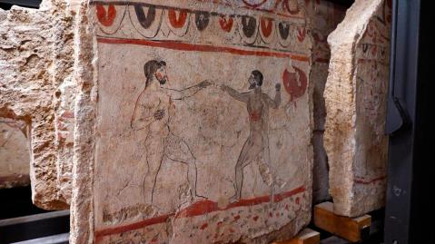 paestum_archeologico_lastra-funeraria-in-travertino-dipinta-con-scena-di-pugilato_foto-pa-paeve